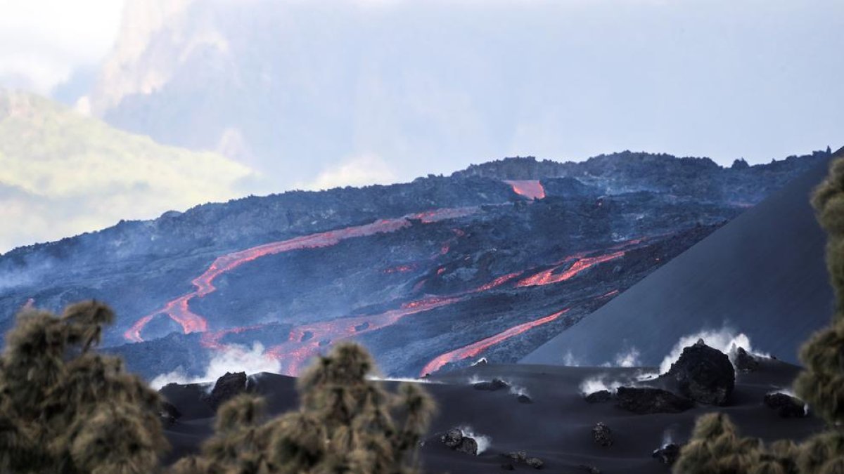 El volcán mantiene su explosividad y los seísmos persisten en La Palma