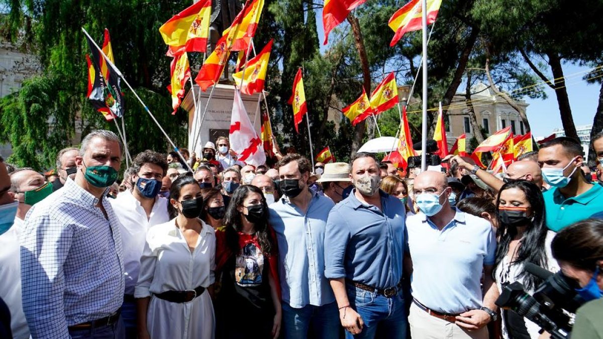 Abascal, amb la plana major de Vox, el mes de juny passat.
