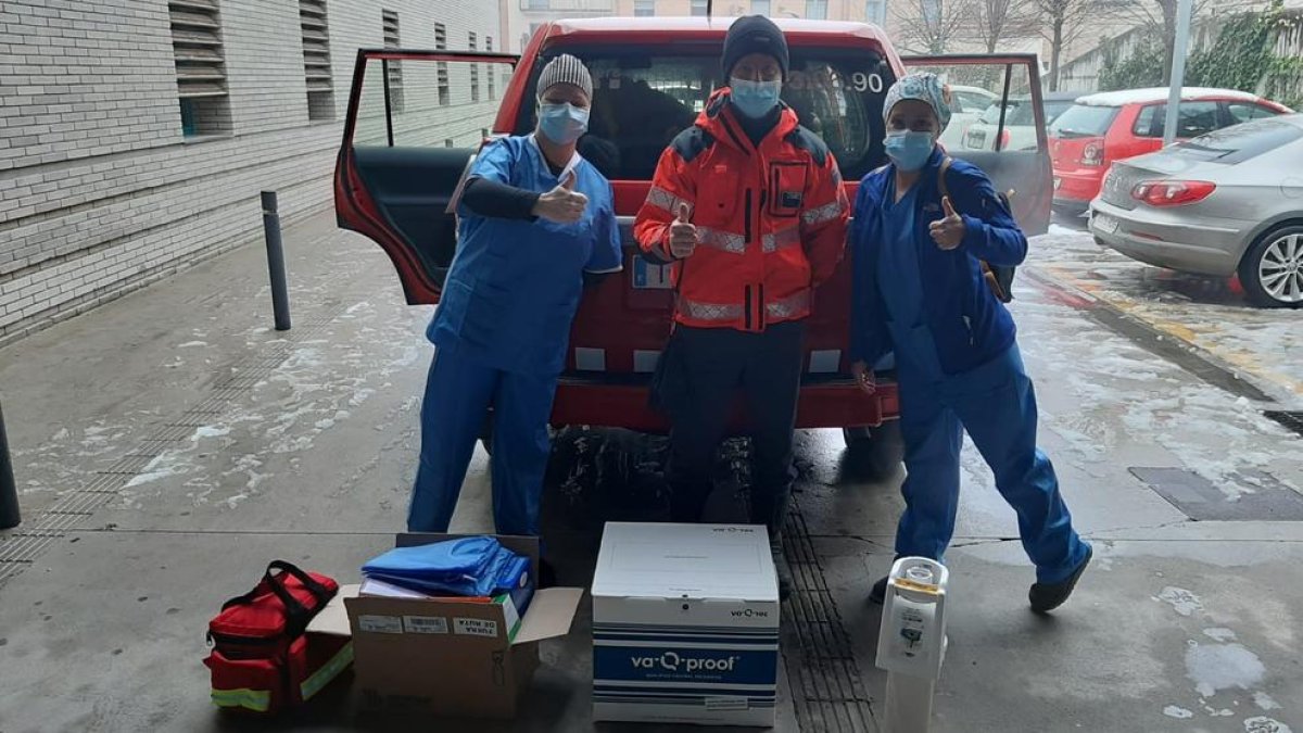 Los Bomberos ayudaron al equipo de vacunación a llegar a una residencia de Balaguer.