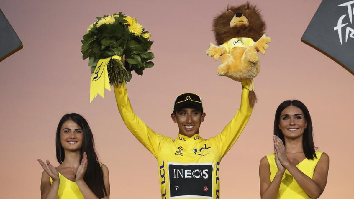 El colombiano Egan Bernal, en lo alto del podio de París, celebra su triunfo en el Tour de Francia.
