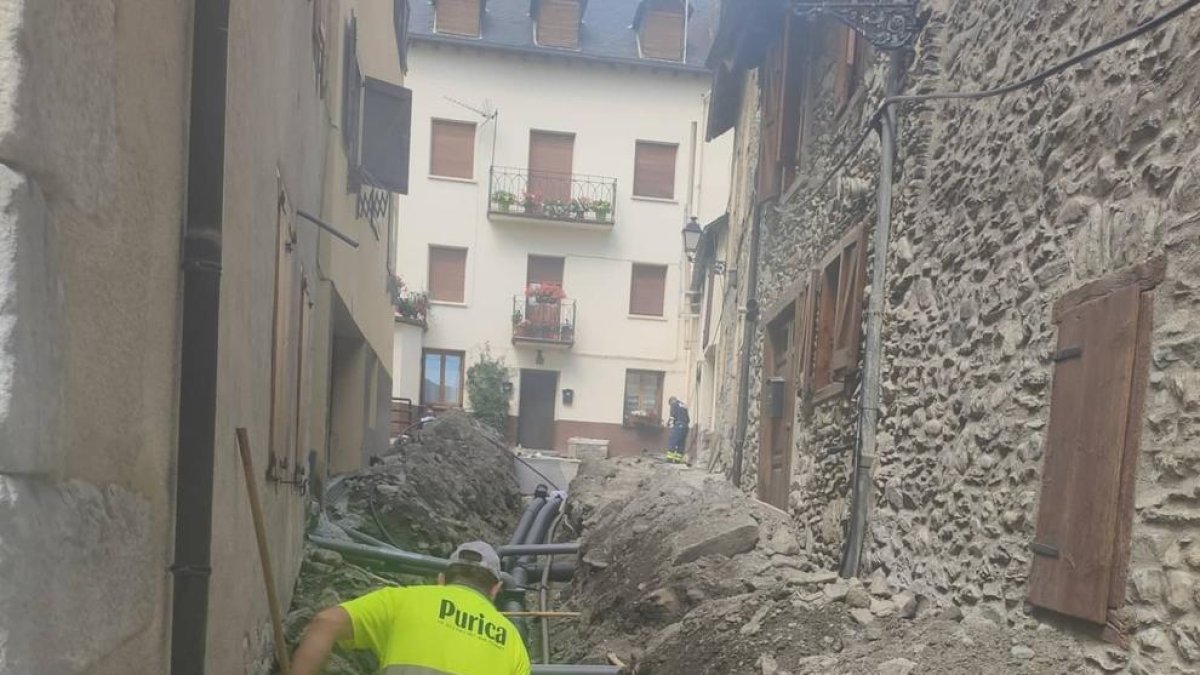 Les obres en un dels carrers del nucli antic de Vielha.