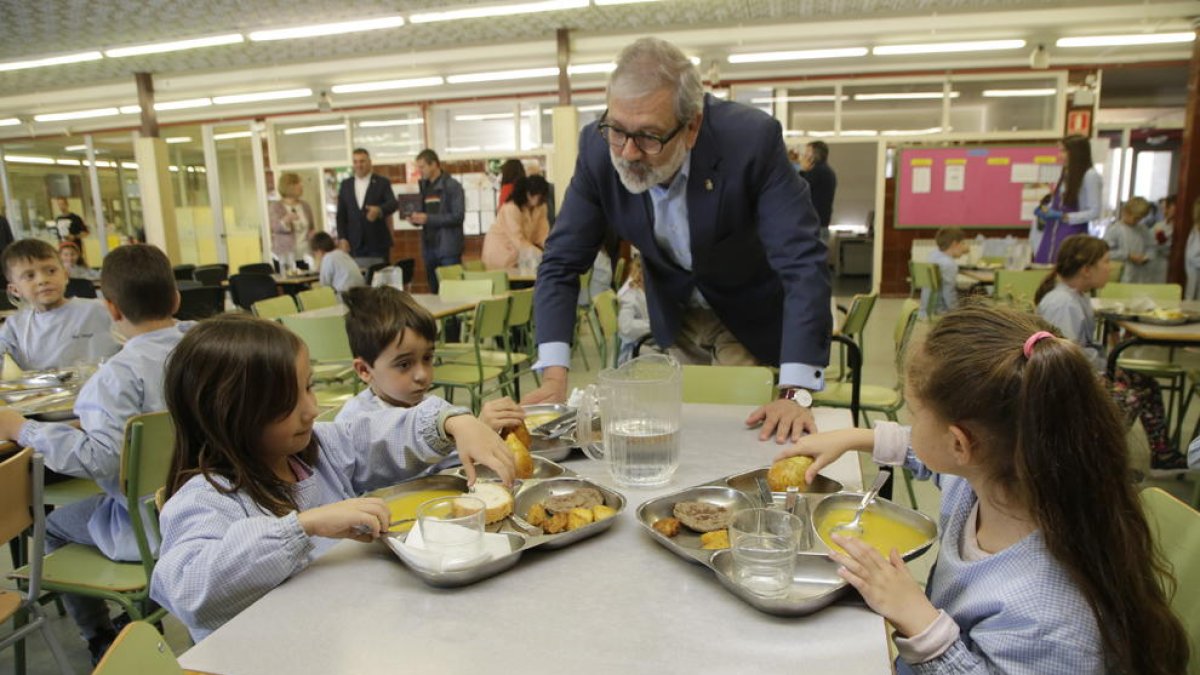 L’alcalde, ahir amb alumnes de l’Escola Espiga, que van menjar un menú 100% Horta de Lleida.
