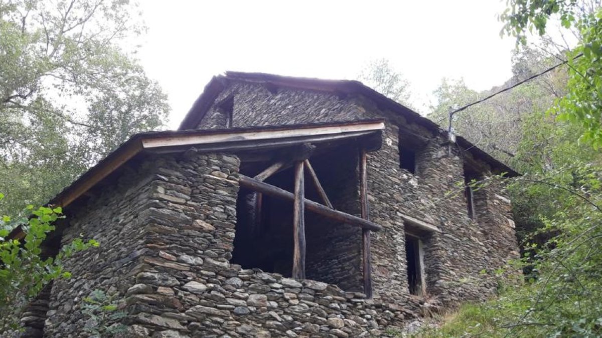 L’antic edifici que acollia el molí, la serradora i la central.
