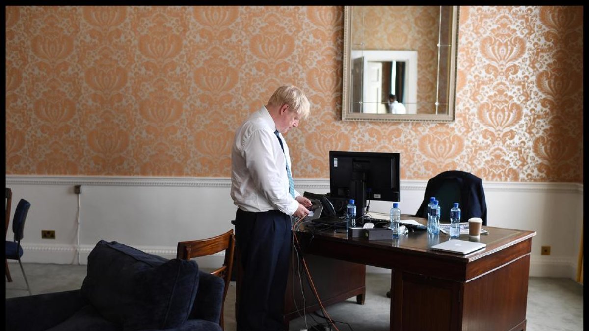 El premier, Boris Johnson, trabajando en su despacho.
