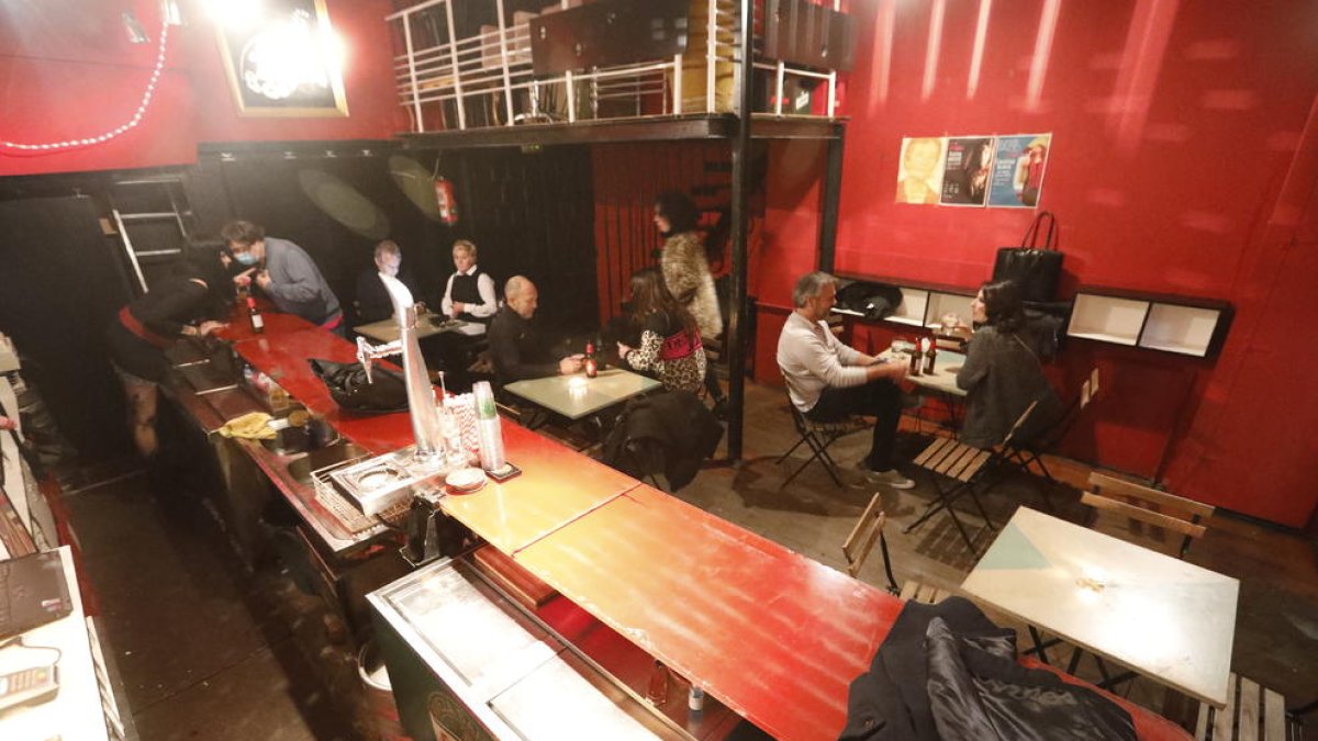 Imagen de la Casa de la Bomba cuando en noviembre funcionó como bar convencional.