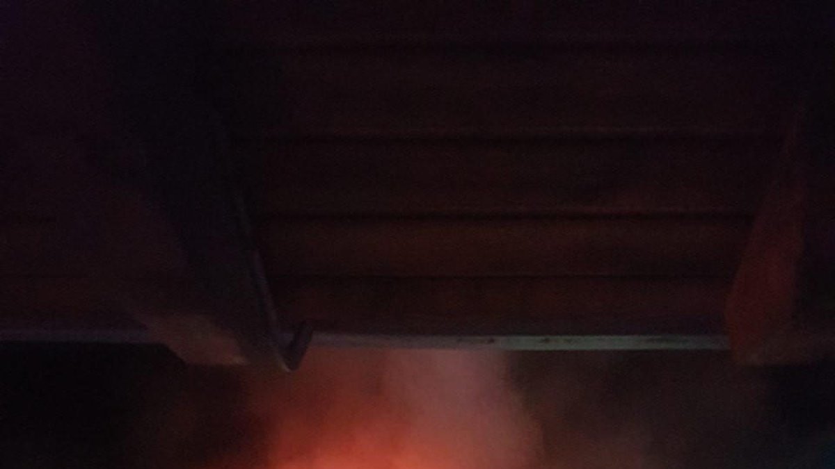 Les flames van afectar la teulada del bloc d’habitatges.