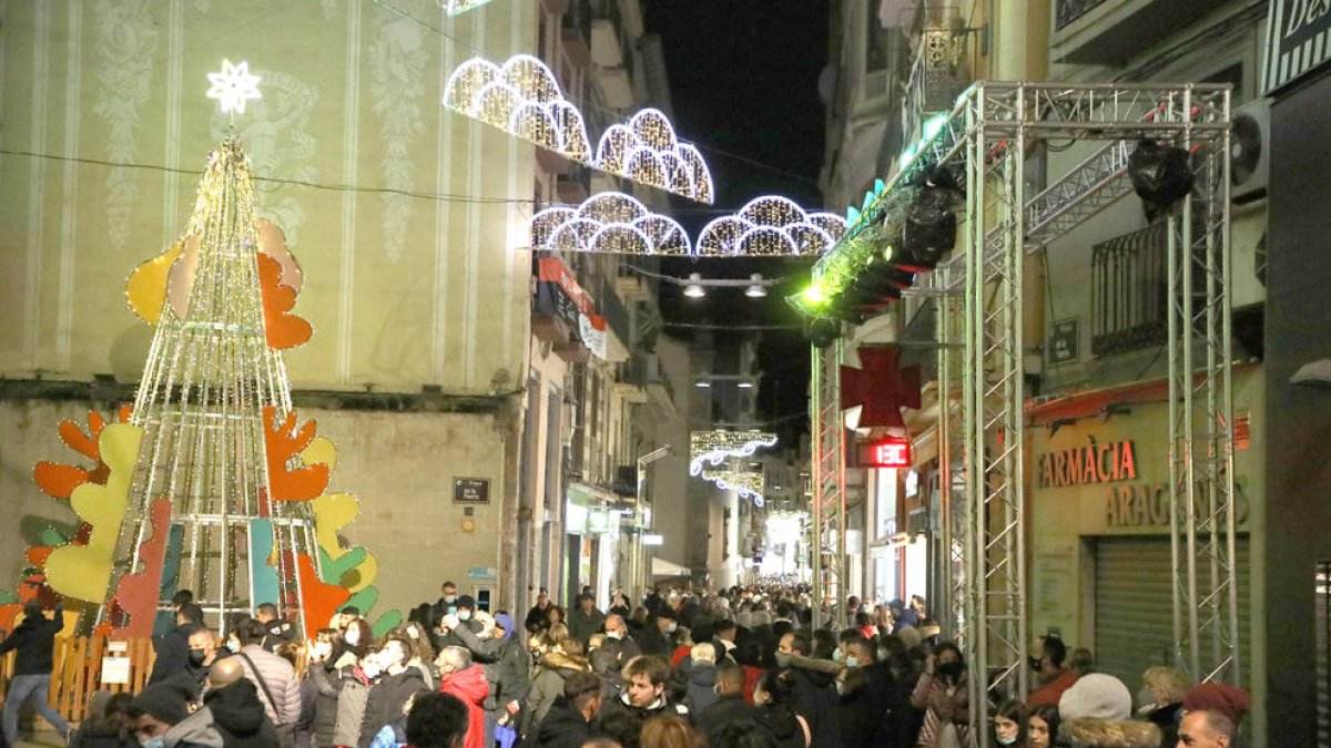 Paseantes y compradores llenaron hasta los topes el Eix Comercial por la tarde.