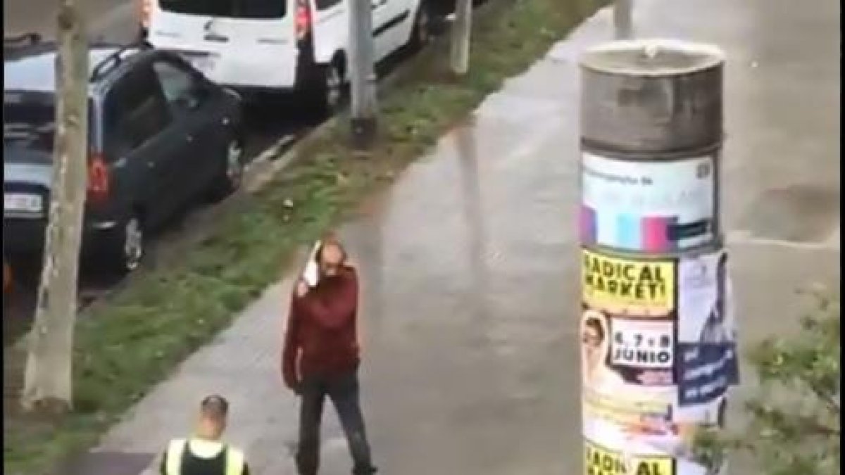 La actuación del agente fue grabada por los testigos.
