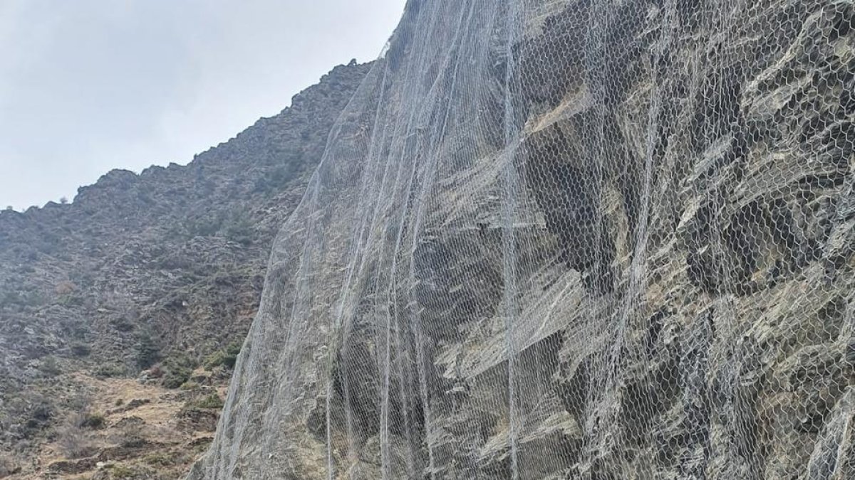 La instalación de las mallas metálicas en Romadriu.