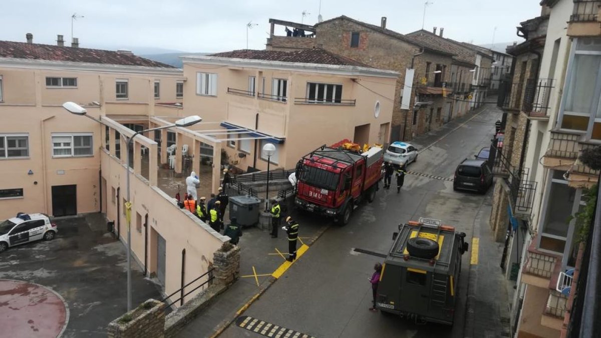 La Unidad Militar de Emergencias ayer en la entrada de la residencia geriátrica de Àger.
