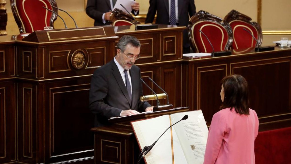 El socialista català Manuel Cruz, president del Senat, el dia de la constitució.