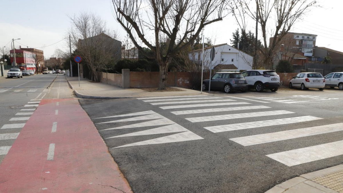 La nueva acera y los resaltos en Enric Farreny, listos.