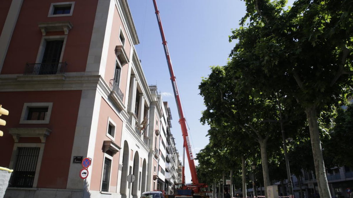 Cortan parte de Rambla Ferran para desmontar una grúa