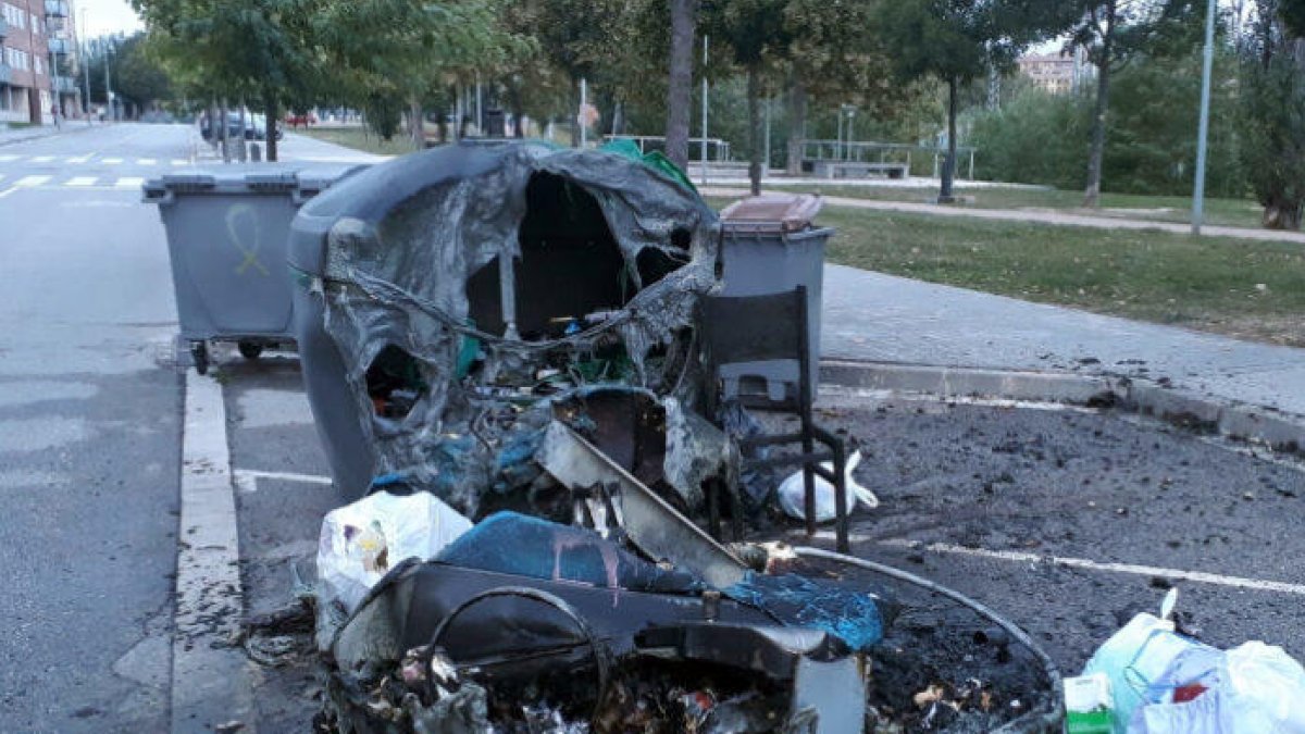 Nit i matinada amb set contenidors cremats a la ciutat de Lleida