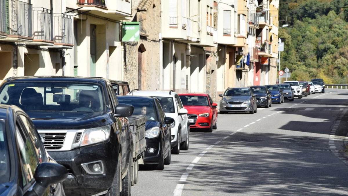 Cues a primera hora de la tarda d’ahir a la C-14 a l’entrada d’Organyà.