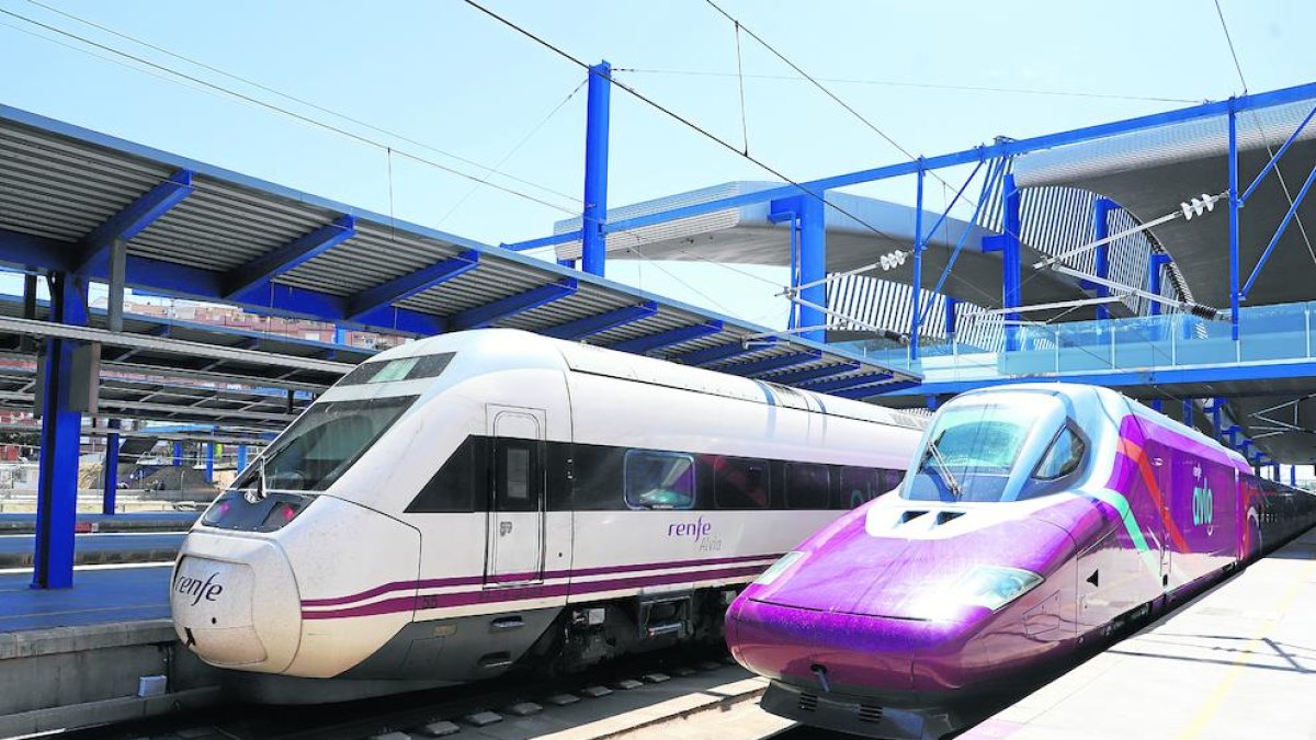 L’Avlo, de color morat, ahir a la seua parada a l’estació Lleida-Pirineus al costat d’un Alvia, un altre tren d’alta velocitat de Renfe. A la dreta, la cabina del maquinista.