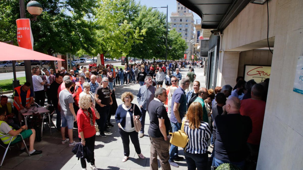 Desenes de rumanesos voten les europees a Lleida