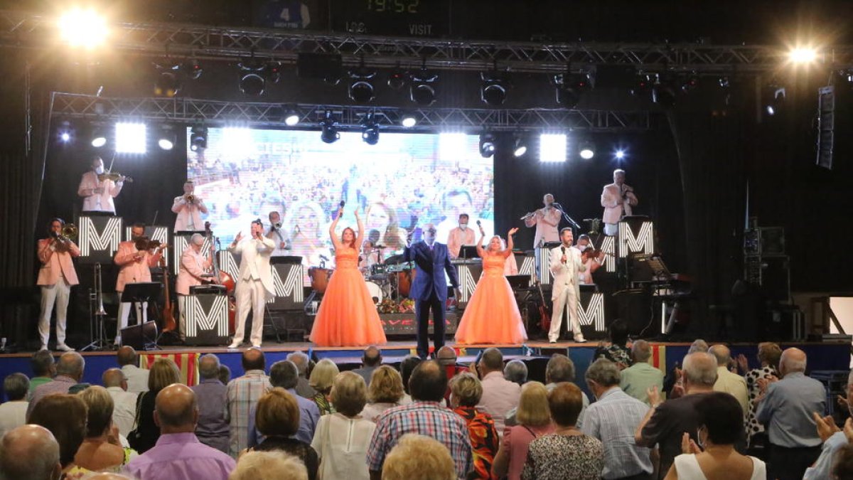 La orquesta Maravella amenizó la tarde de ayer en la Festa Major de Golmés.