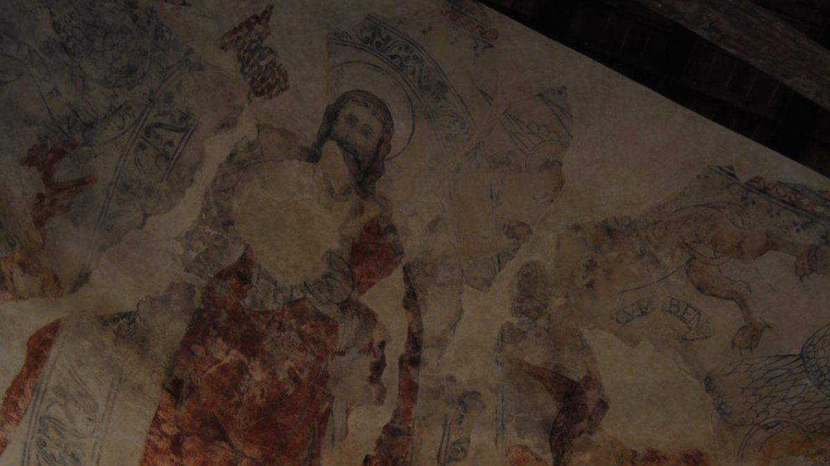 Imagen de una de las pinturas restauradas en el ábside.