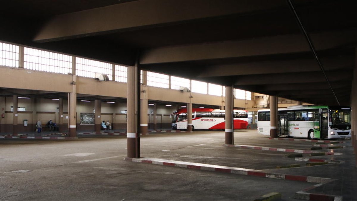 Vista general de la terminal de la estación de autobuses de la calle Saracíbar ayer por la mañana.