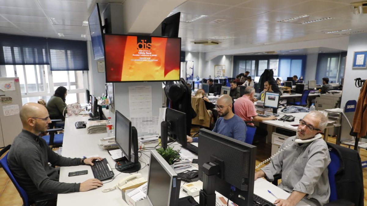 Una de les àrees de la redacció de SEGRE, amb les seccions de Societat i Cultura en primer terme.