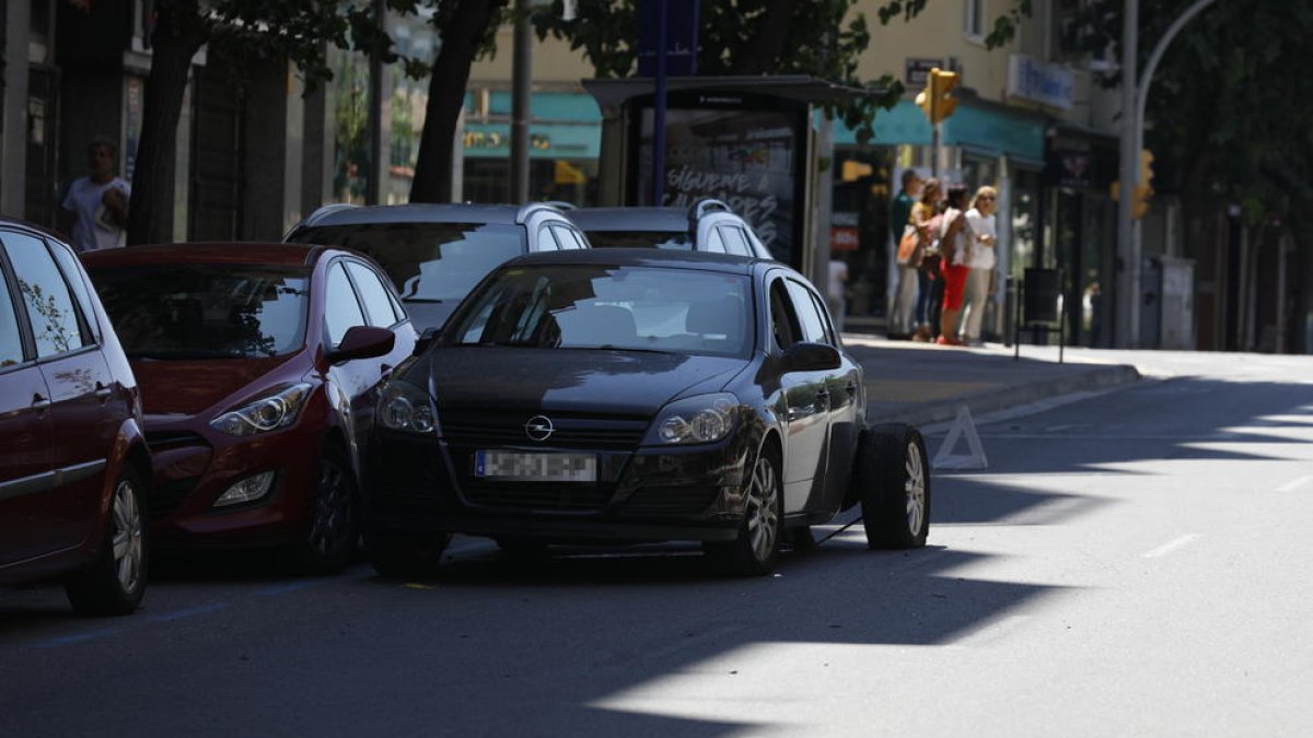 Col·lisió a Lleida - Dos persones van resultar ferides ahir en la col·lisió entre un turisme i una furgonetaen al passeig de Ronda de Lleida. El conductor de la furgoneta quadruplicava la taxa d’alcohol.