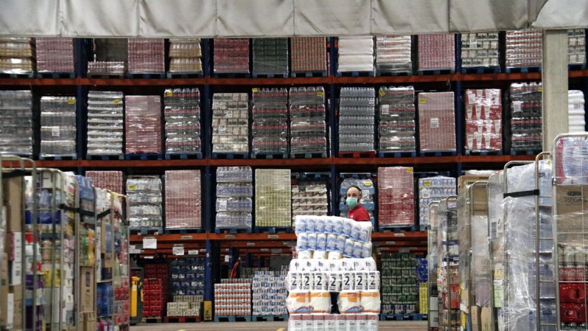 Un treballador prepara una comanda de productes per a un client.