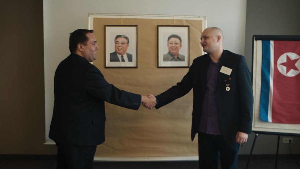 Alejandro Cao de Benós (izquierda) saluda al infiltrado en el régimen norcoreano, Ulrich Larsen.