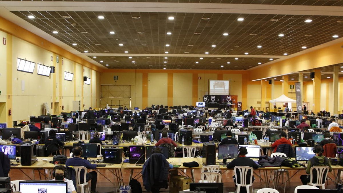 Unos 250 participantes llenaron el pabellón ferial de Mollerussa en la jornada de ayer de la 14 Mollerussa Lan Party.