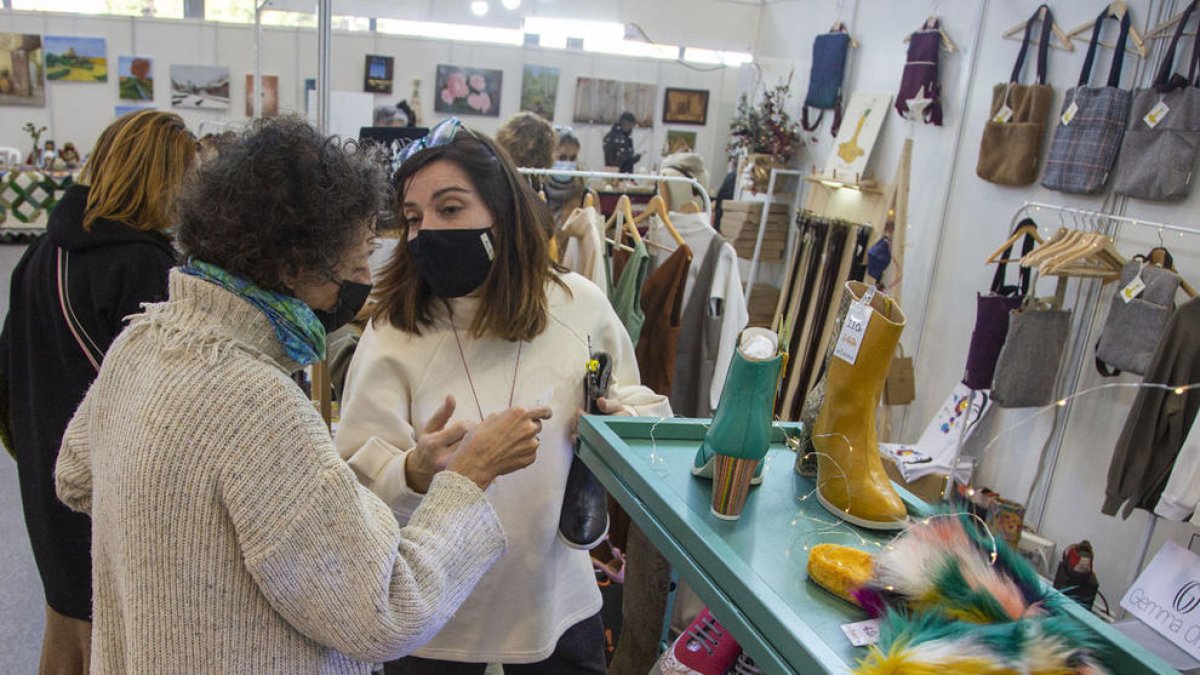 La 22 edición de la Fira d’Artistes i Activitats Tradicionals reunió a un centenar de expositores.
