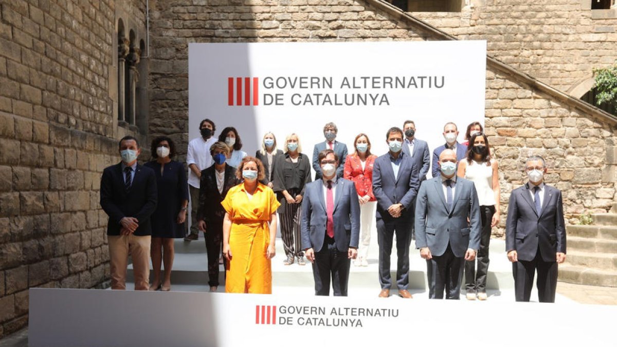 Foto de familia del Govern alternativo de Salvador Illa. A la izquierda, el leridano Òscar Ordeig.