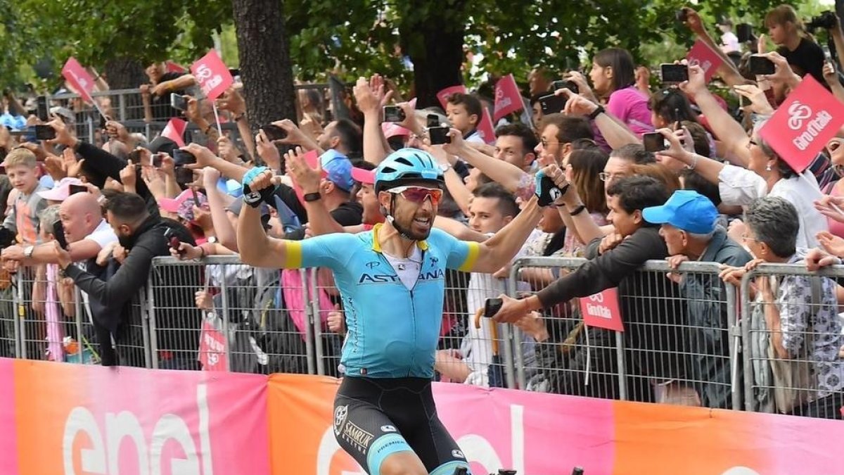 El italiano Dario Cataldo entró en solitario en la meta de Como.