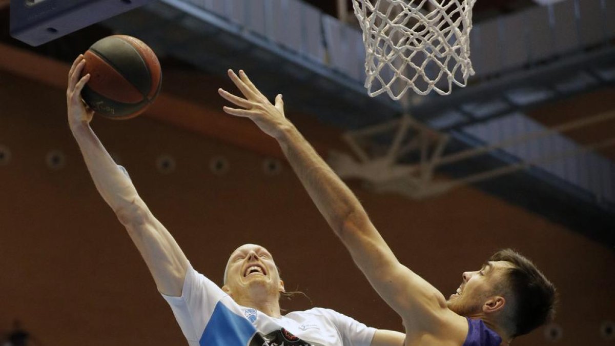 Kyle Singler intenta anotar davant del pivot lleidatà Pierre Oriola.