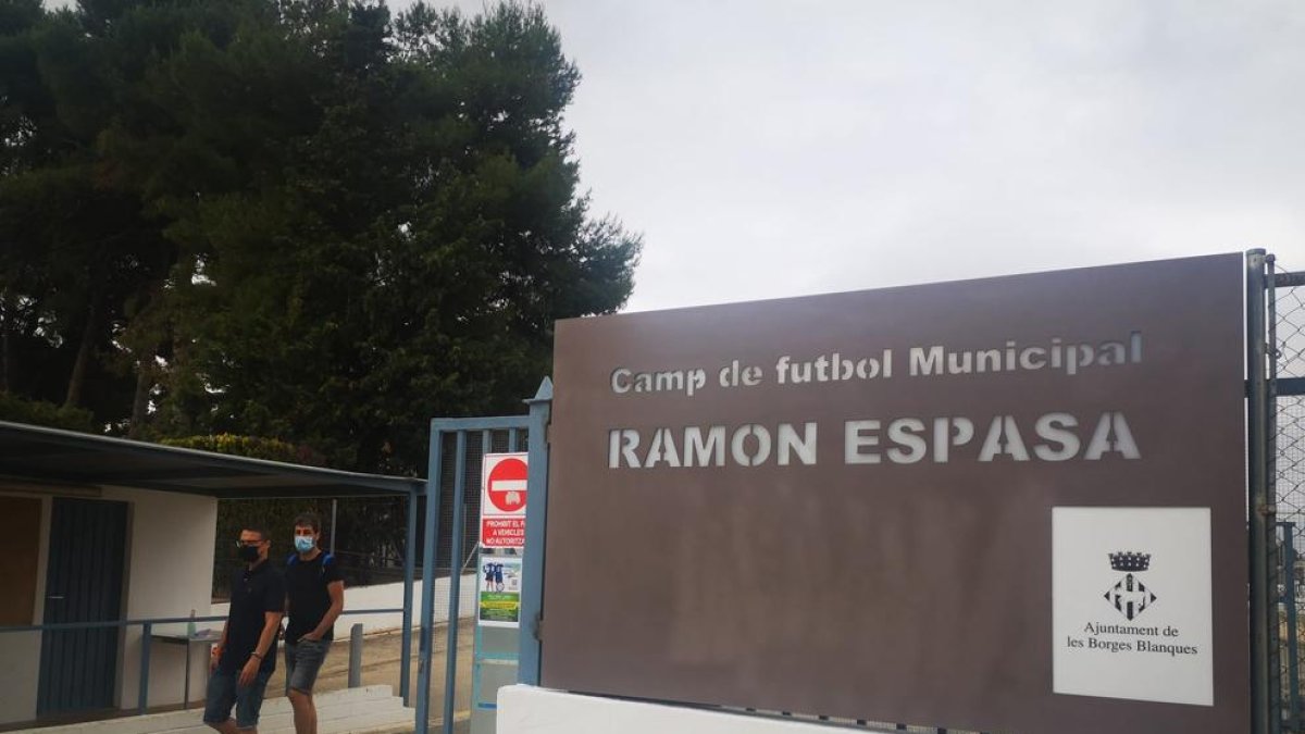 Ramon Espasa ja té el seu camp a les Borges - La capital de les Garrigues va tributar un emotiu homenatge a l’exjugador, entrenador i dinamitzador esportiu de les Borges, Ramon Espasa, mort als 54 anys fa tres mesos víctima de la Covid-19. Dava ...
