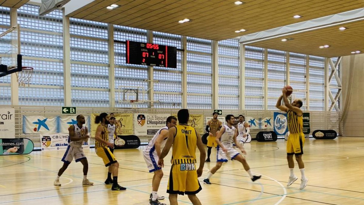 Xavi Mendiburu llança de tres a l’inici del partit.