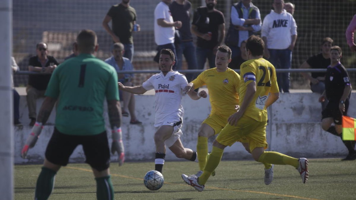Una jugada del partit d’ahir entre el Borges i el Vilanova i la Geltrú.