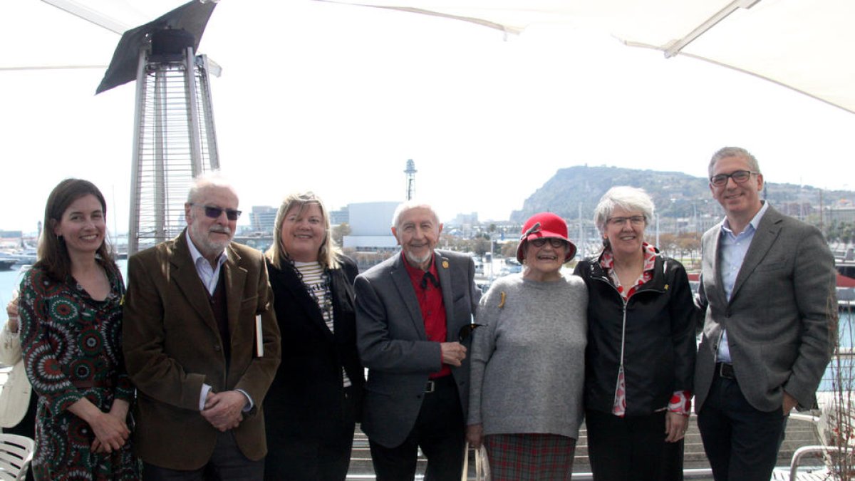 Josep Vallverdú i Pilarín Bayés (al centre de la foto), durant la presentació de la col·lecció a Barcelona.