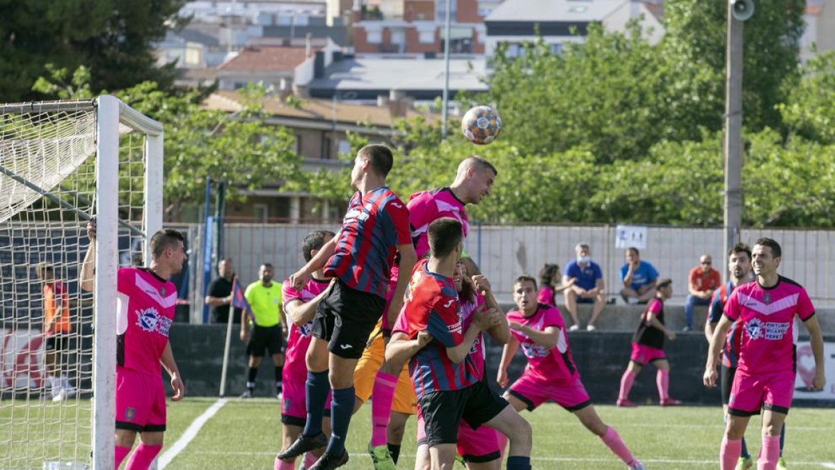 Una acció del partit d’ahir entre el Tàrrega i el Solsona.