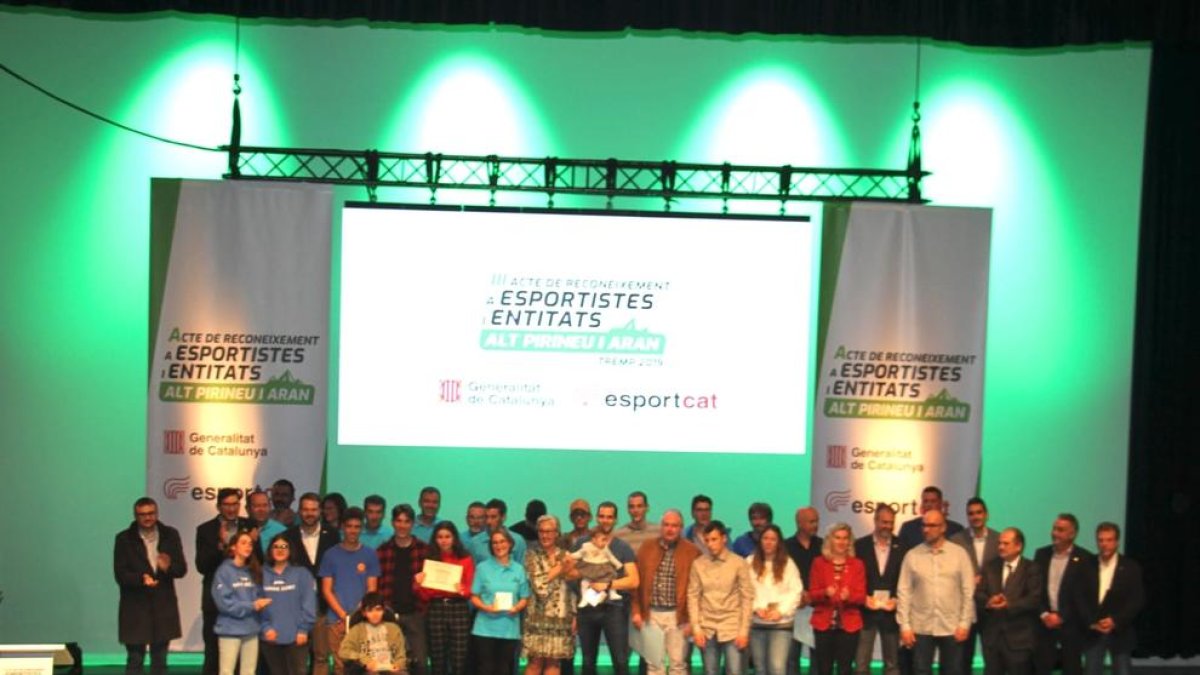 Els esportistes de la demarcació de l’Alt Pirineu i Aran premiats ahir per la Generalitat a Tremp.