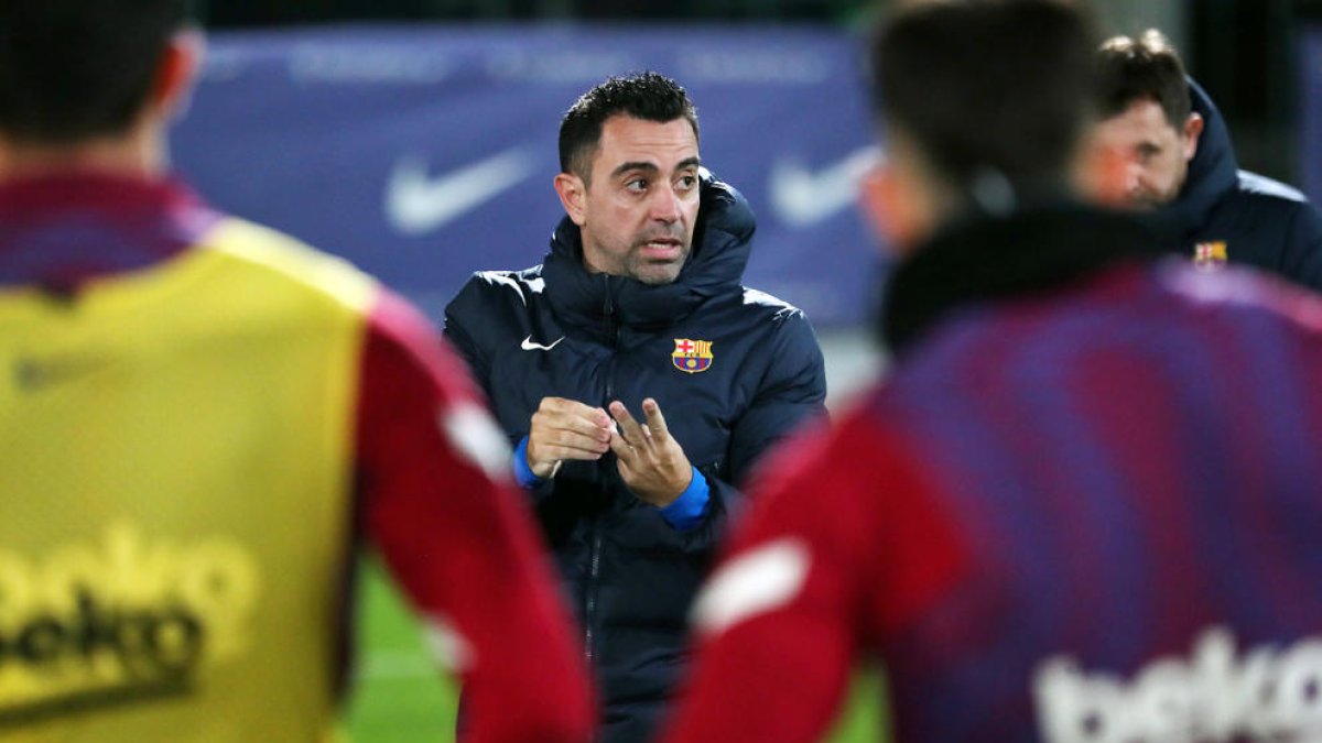 Xavi Hernández conversa amb els seus jugadors durant l’entrenament a la Ciutat Esportiva.