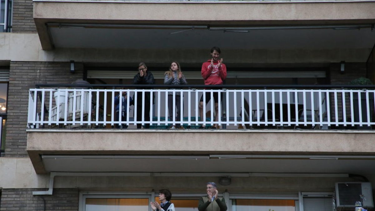 Aplaudiments en suport als sanitaris a plena llum del dia