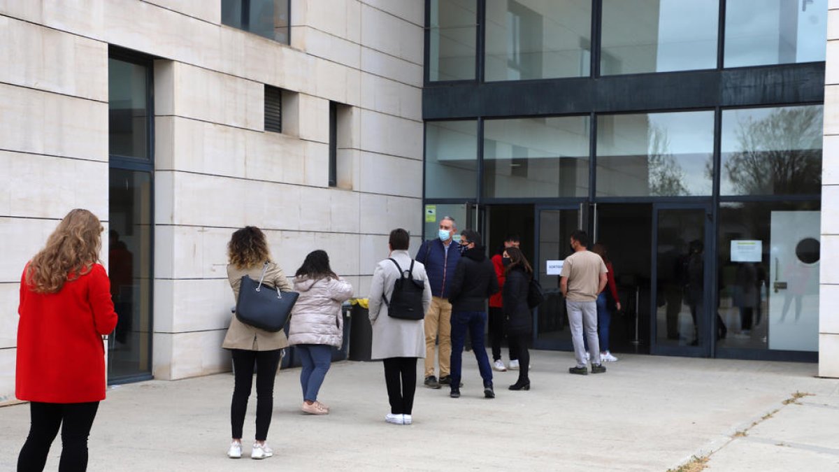 Cua ahir per al cribratge al campus de Cappont de la UdL.