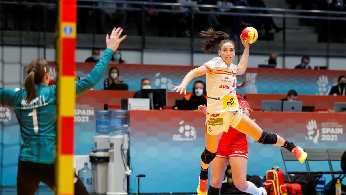 Carmen Martín lanza a puerta ante la guardameta austriaca Lena Ivancok.