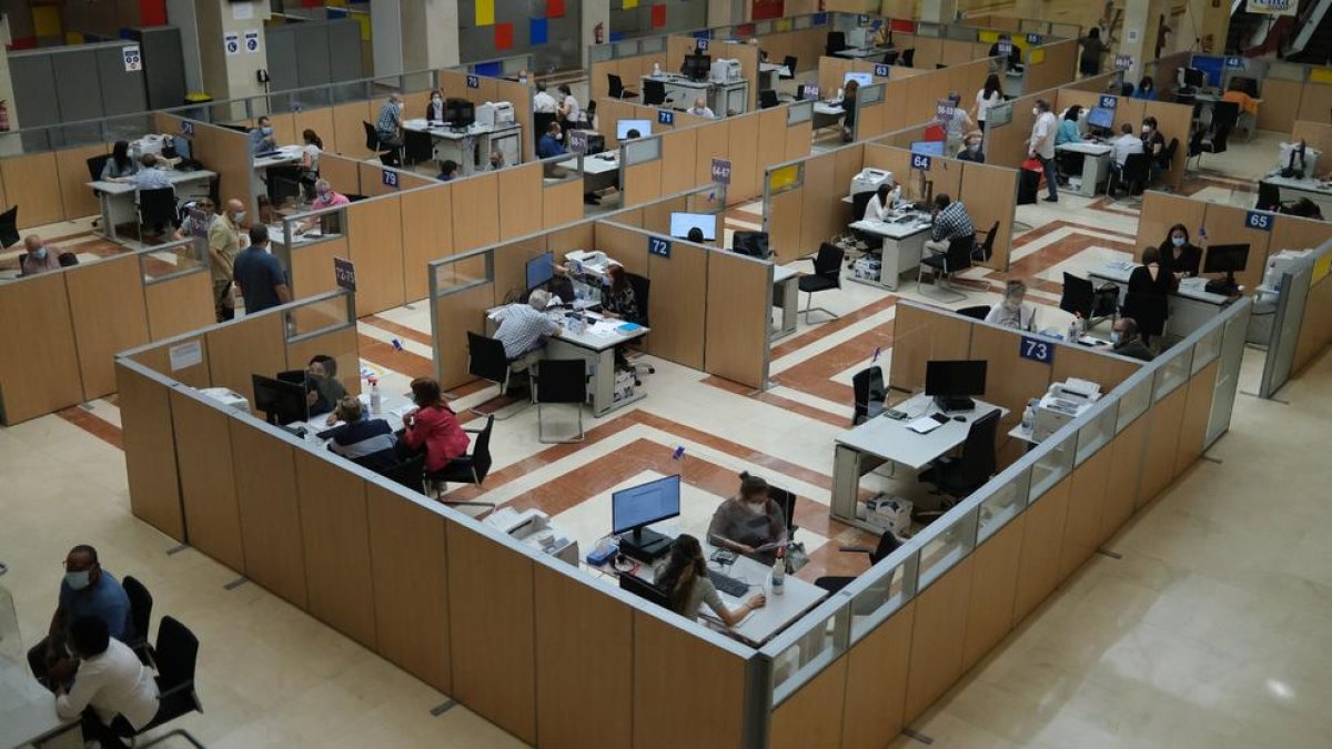 Una oficina de l’Agència Tributària, durant la passada campanya de l’IRPF.
