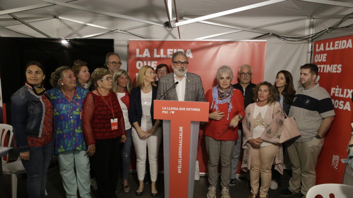 Larrosa, junto con los miembros de su lista, haciendo la valoración de los resultados en la sede del PSC.
