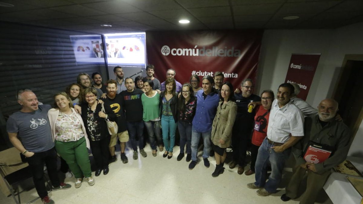 Foto de família de membres del Comú ahir a la seua seu.