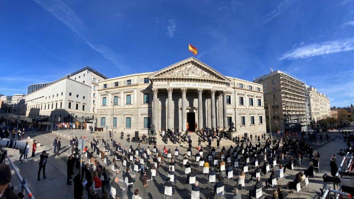 Vista general del acto institucional, con 260 personas, ante el Congreso de los Diputados.
