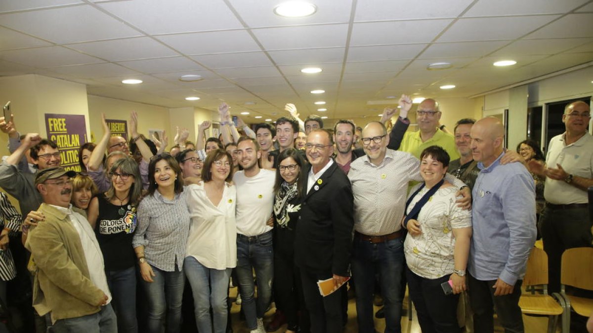 “Ho hem aconseguit” - Miquel Pueyo va mantenir la calma en un ambient d’eufòria a la seu republicana i va recordar que s’havia compromès a ser primera força i ho han aconseguit. Va donar per fet que es consolidarà el pacte amb Junts per ...