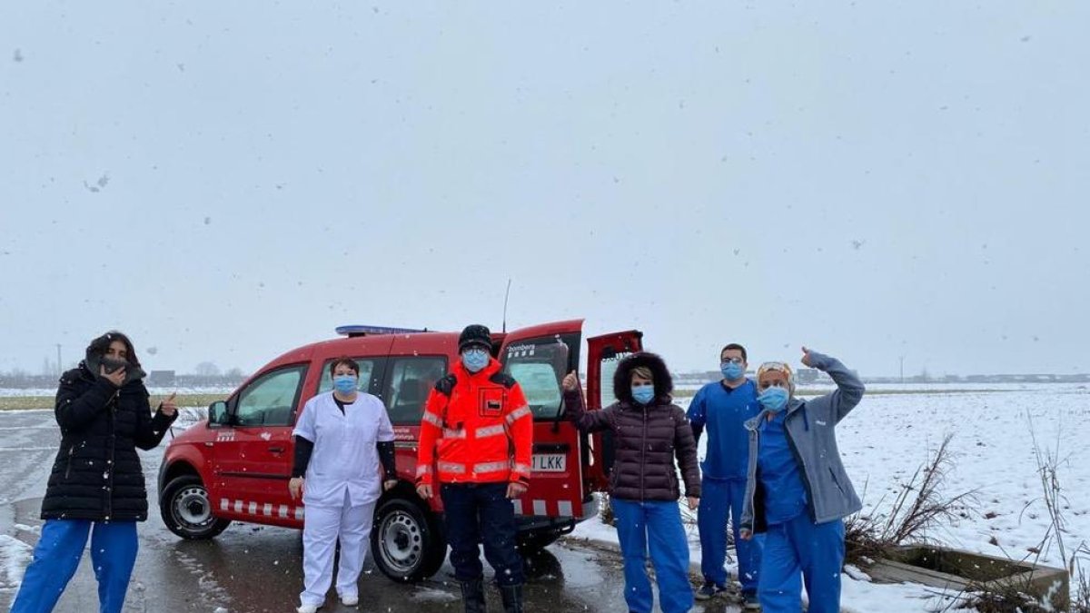 El equipo de vacunación en ruta hacia la residencia de Bellvís.