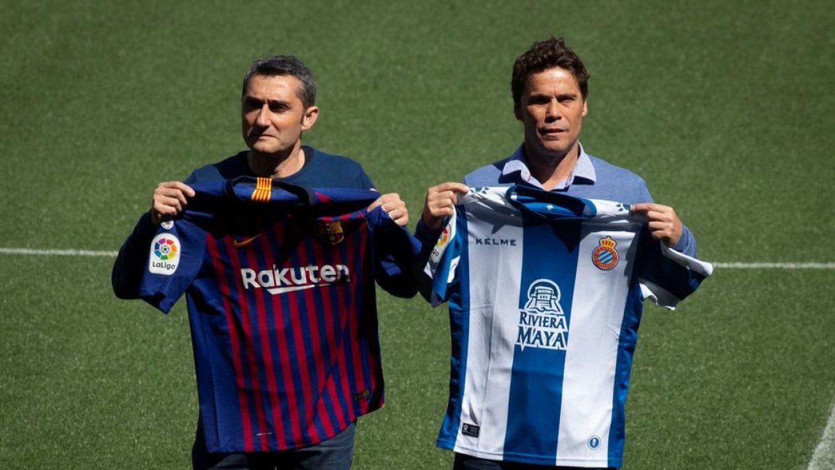 Valverde y Rubi posaron ayer con las camisetas de sus equipos, antes del derbi de hoy.